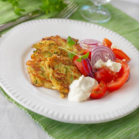 Squashbiffar med tomatsallad