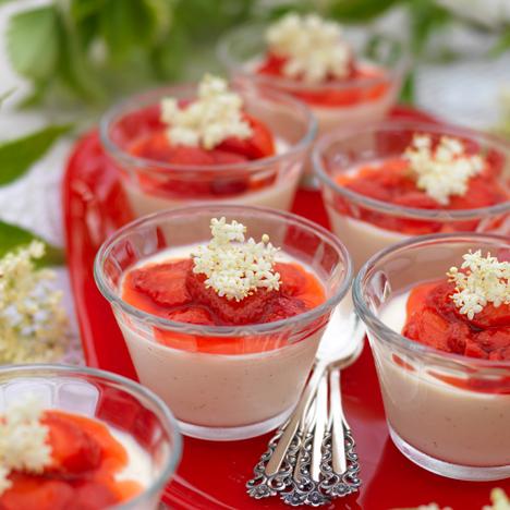 Fläderpannacotta med jordgubbskompott