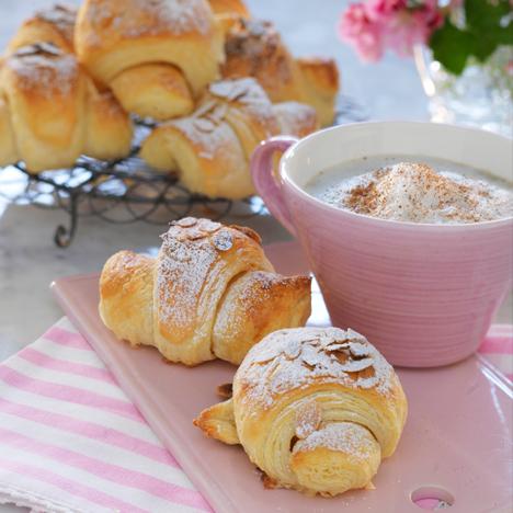 Frasiga croissanter med mandelfyllning