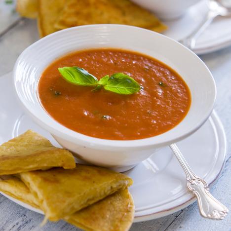 Tomatsoppa med quesadillas