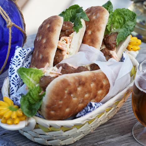 Köttbullemacka med äpple- och morotstzatziki