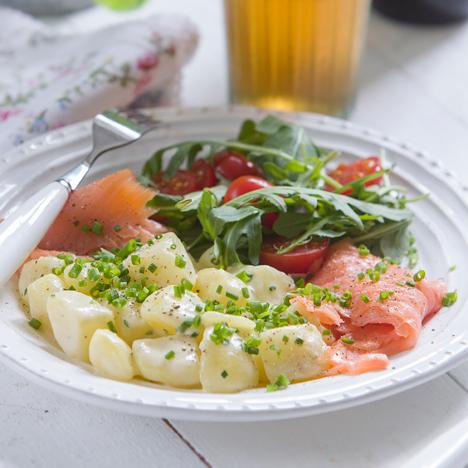 Gräslöksstuvad potatis med rökt lax