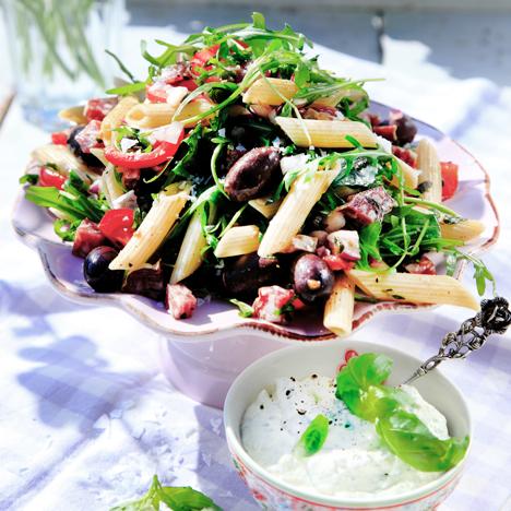 Pastasallad med salami och basilikadipp