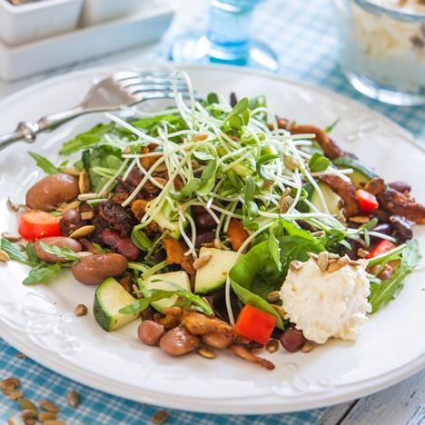 Bön- och kantarellsallad med Västerbottensostkräm