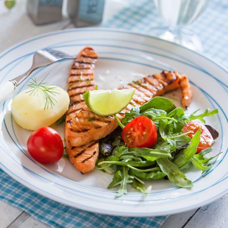 Grillad snabbgravad lax med limedressing
