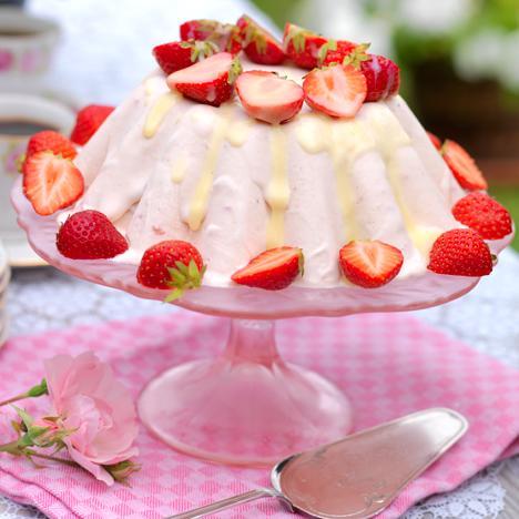 Vit chokladparfait med marinerade bär