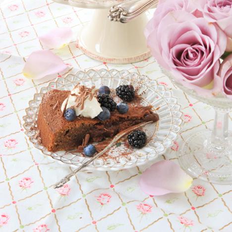 Kladdig mjölkchokladkaka med kaffe