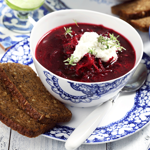Rödbetssoppa med fetaostyoghurt