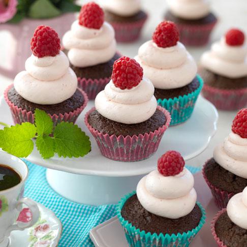 Chokladcupcakes med hallongmaräng