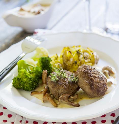 Älgwallenbergare med kantarellsås och ugnsrostad potatis