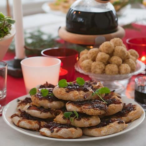 Ostbollar med valnöts- och pepparkakssmul