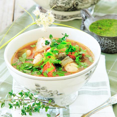 Bondsoppa med kyckling och salsa verde