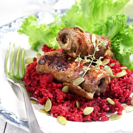 Ostfyllda lövbiffsrulader med rödbetsbulgur