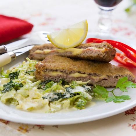 Schweizerbiffar med ost och rökt skinka och krämig savojkål