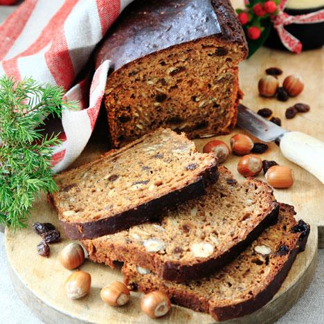 Vörtkryddat julbröd med hasselnötter