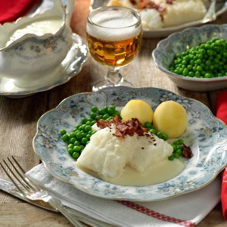 Lutfisk med knaperstekt  bacon
