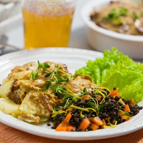 Svampgratinerade rotfrukter med marinerade linser