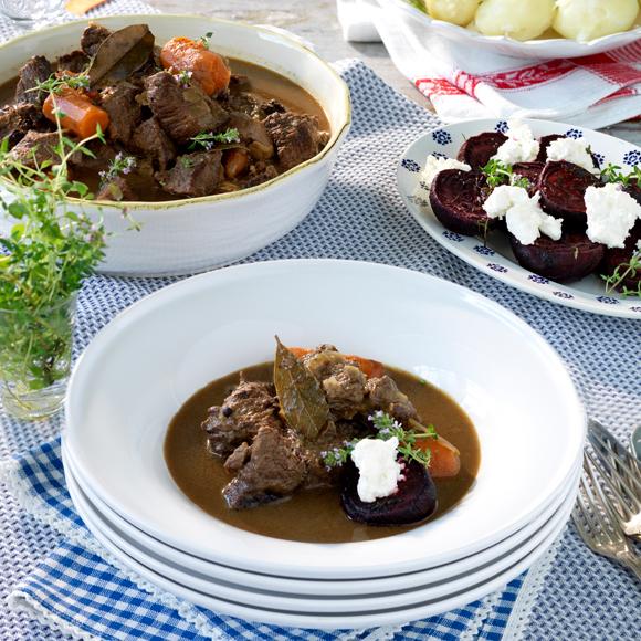 Kalops med ugnsbakade rödbetor med chrèvrekräm
