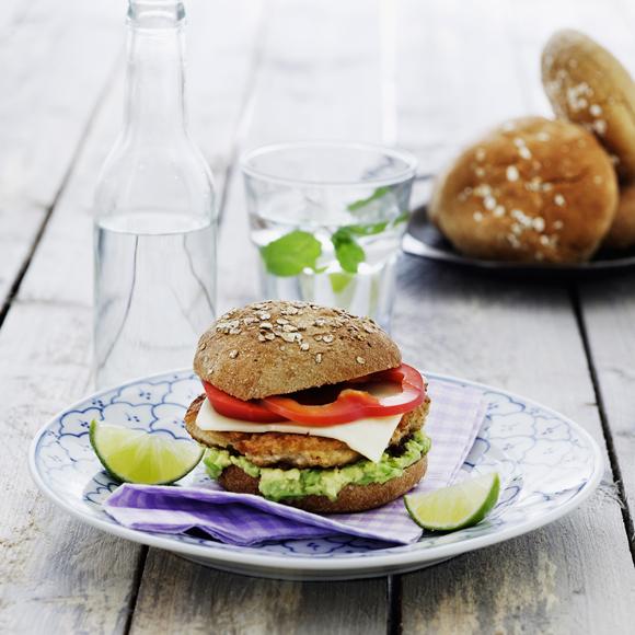 Kycklingcheeseburgare med avokadosalsa