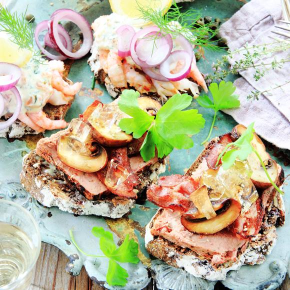 Smörrebröd med rökt fårfiol och rödbetor