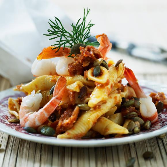 Pasta med tomatpesto och räkor