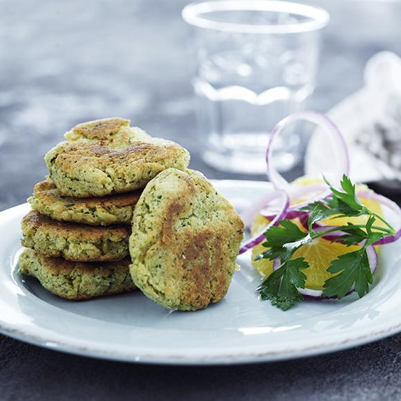 Kikärtsbiffar med apelsinsallad och vitlökssås