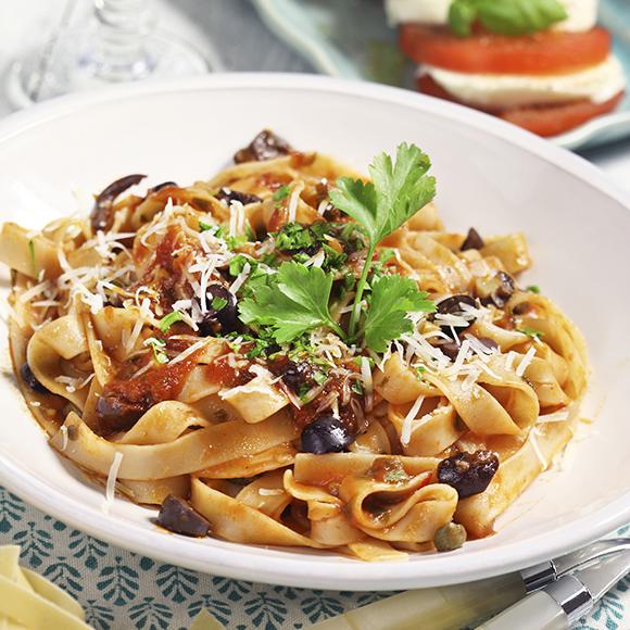Pasta med oliv- och kaprissås och sallad Caprese