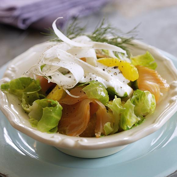 Brysselkålssallad med rökt lax och pepparrotsdressing