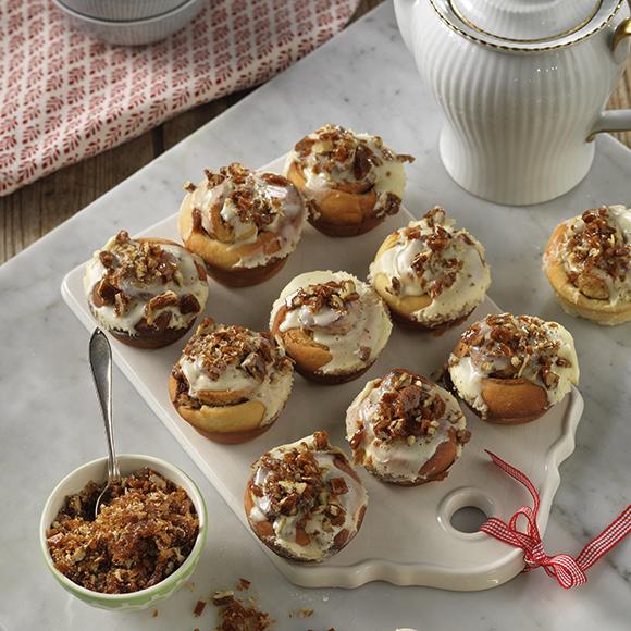 Kladdiga bullar med färskostfrosting och karamelliserade pekannötter