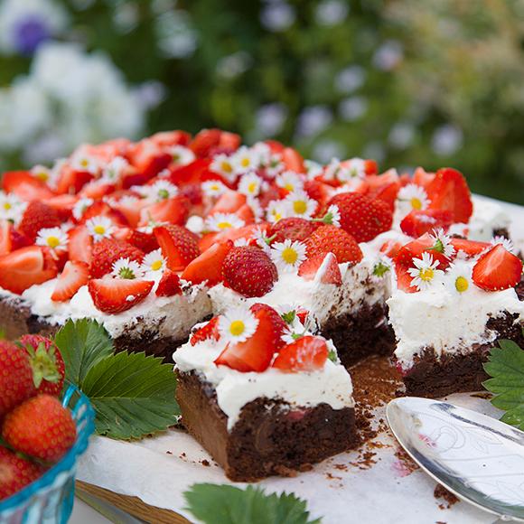 Jordgubbsbrownie med krämig topping