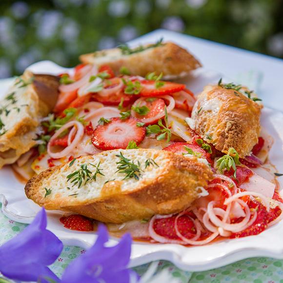 Jordgubbs- och kålrabbisallad med taleggiocrostini
