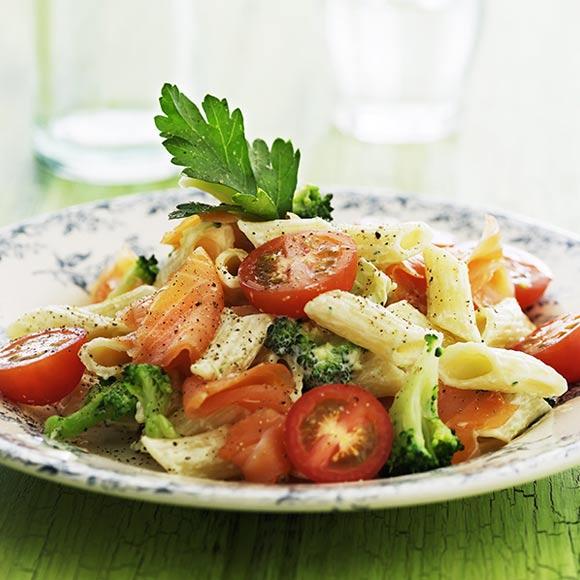 Pasta med lax och broccoli