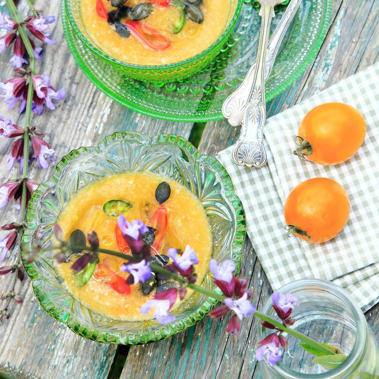 Solgul tomatsoppa