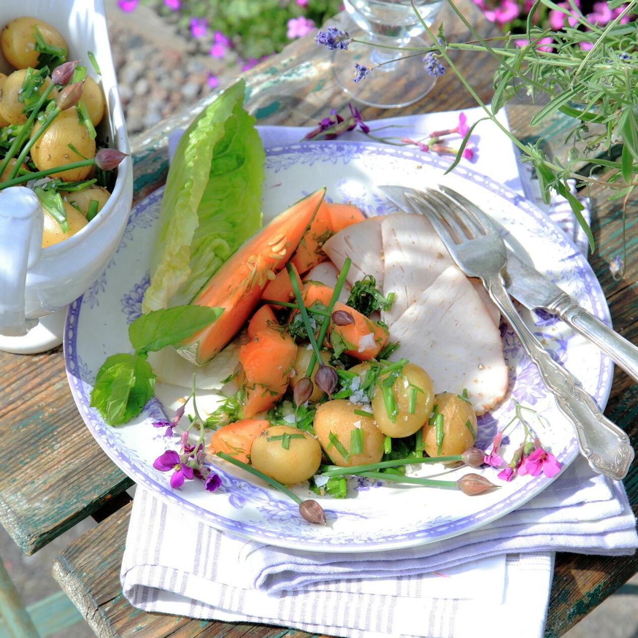 Melonsallad och kassler med gräslöksslungad färskpotatis