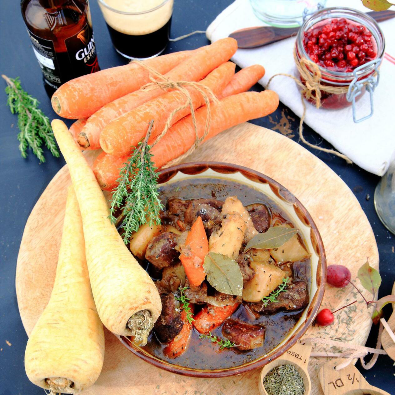 Älggryta med Guinness och vinterrötter