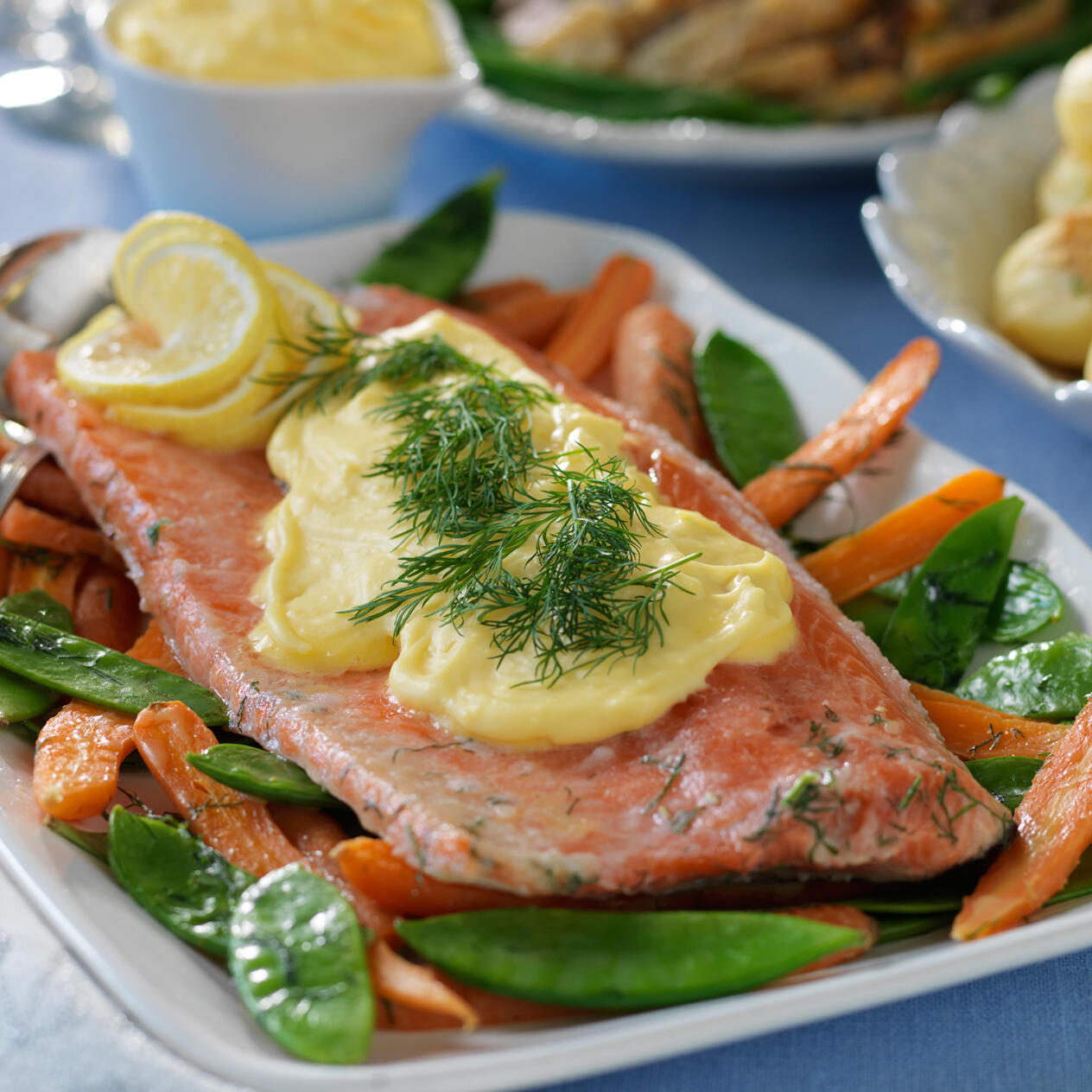 Snabbgravad, ugnsbakad laxfilé med citronhollandaise