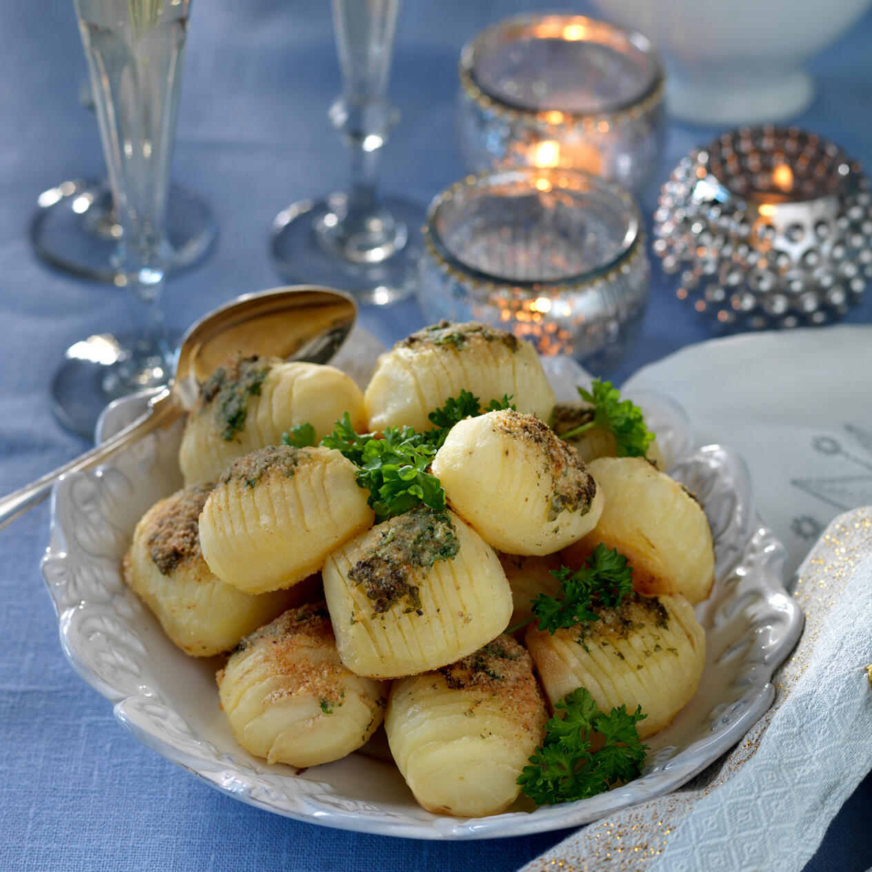 Hasselbackspotatis med persilja och citron