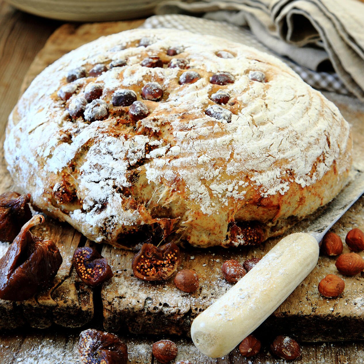 Kalljäst frukt- och nötbröd i korg