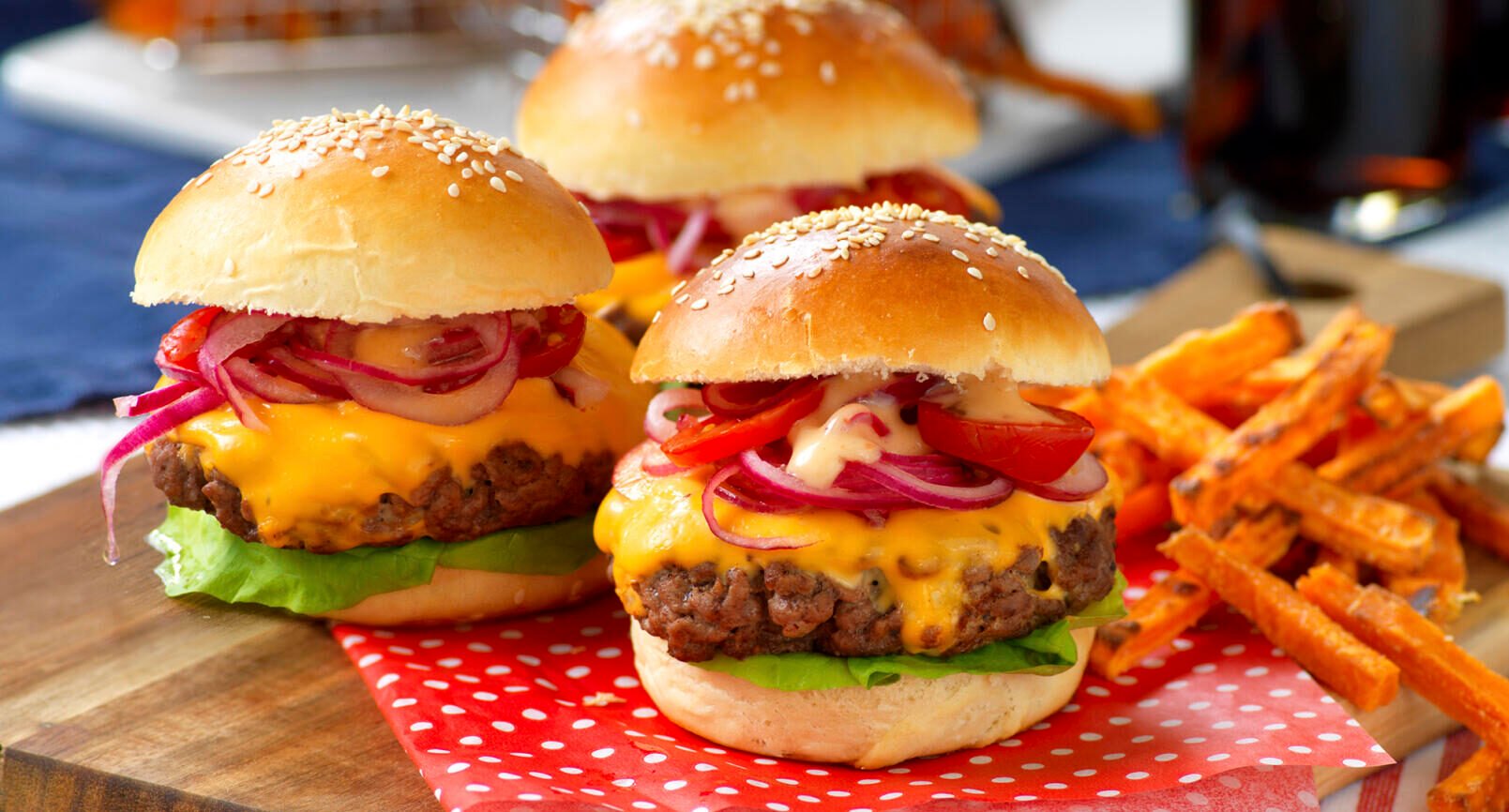 Cheeseburgare med chipotlemajo och picklad lök