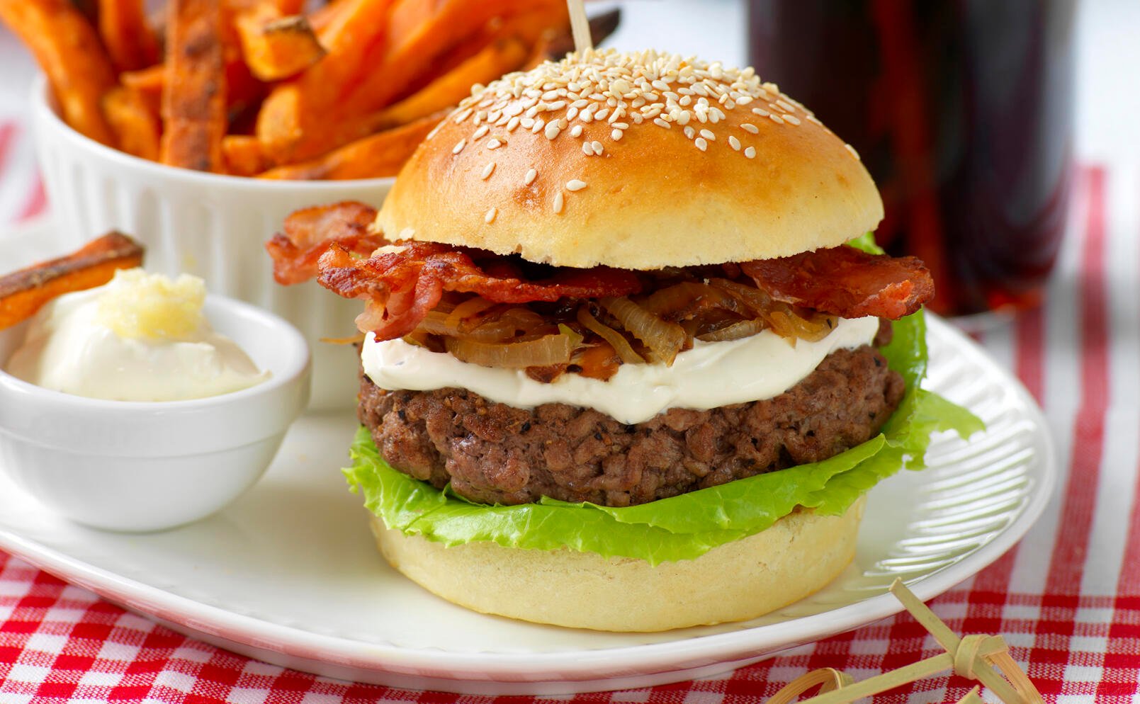 Favoritburgare med bacon och stekt lök