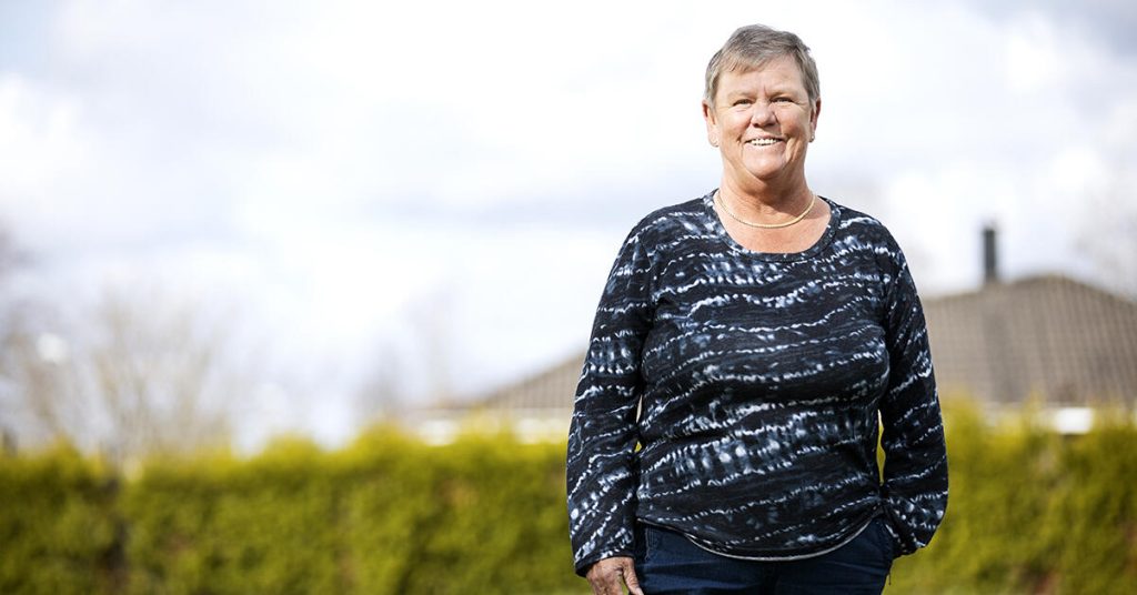 Det spände och värkte i vaderna när Karin var ute på promenad innan operationen. Nu kan hon promenera utan besvär. (Foto: Lars Jansson)