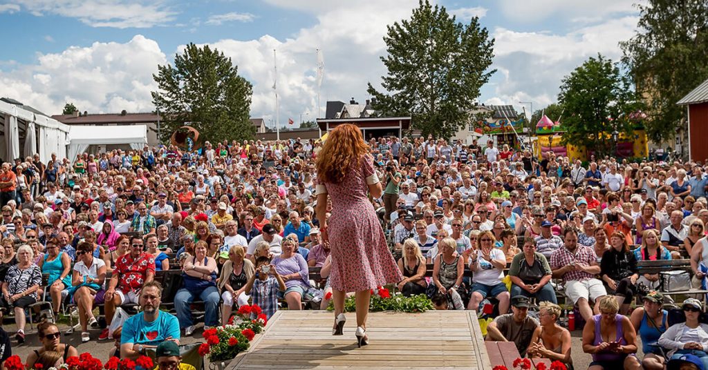 Nonstopdans under sju kvällar på sex dansbanor lockar tiotusentals besökare. På dagarna samlas många vid Islandstorget mitt i Malung. (Foto: Jan-Åke Isaksson)