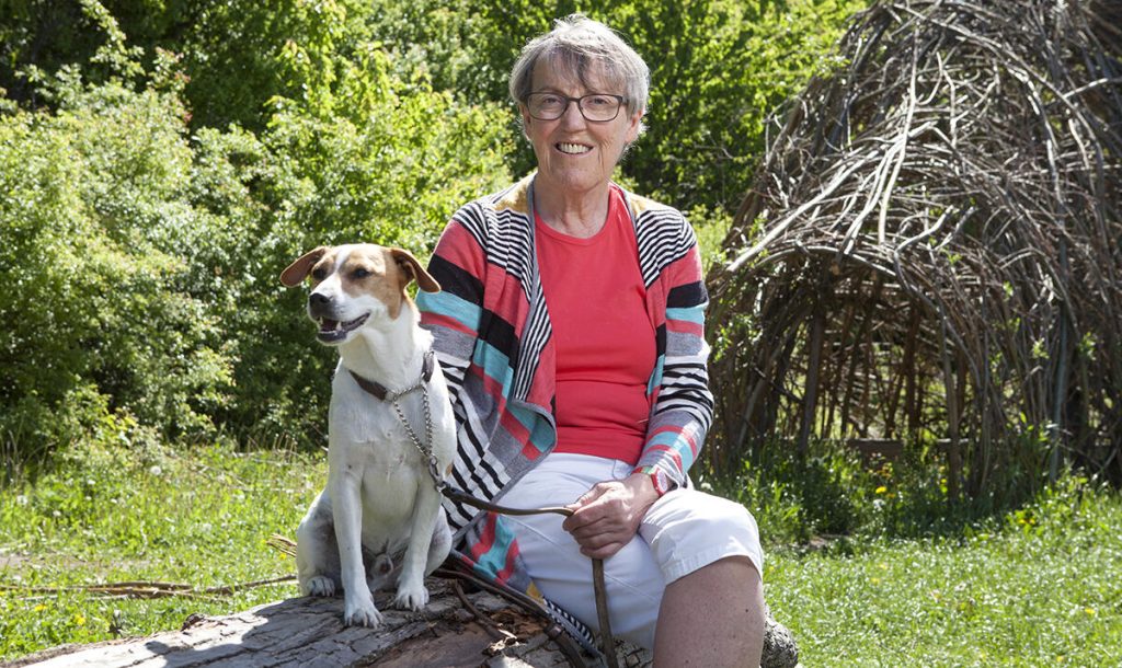 Gunila hade tur som fick behandling snabbt. Nu ägnar hon sin tid åt gårdshunden Sigge.