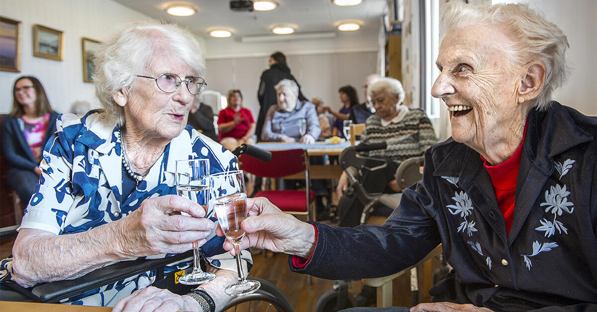 Stina, 96, och Birgit, 86, startade en podd: “Två vanliga tanter som pratar om livet”