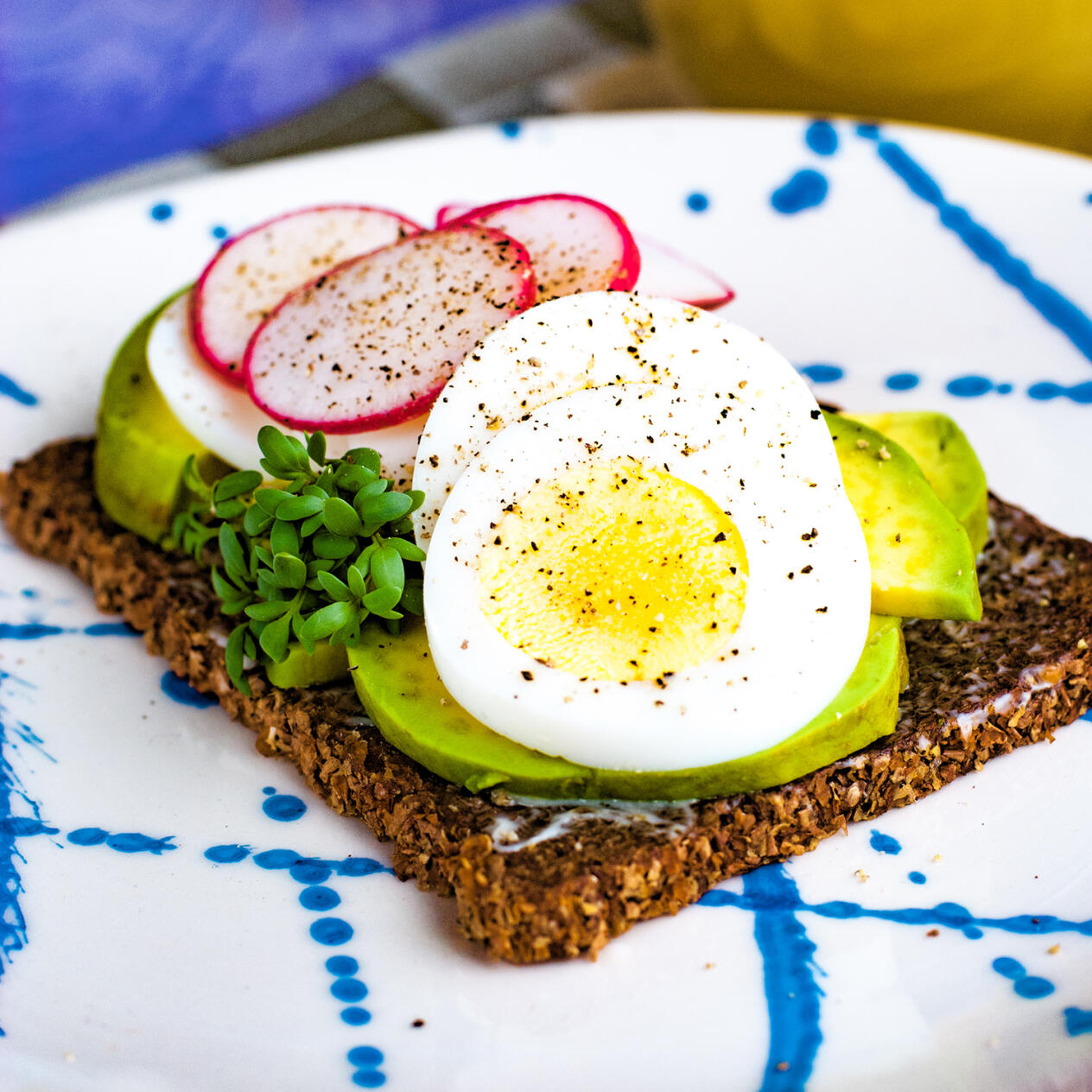 Avokadotoast med ägg och rädisa