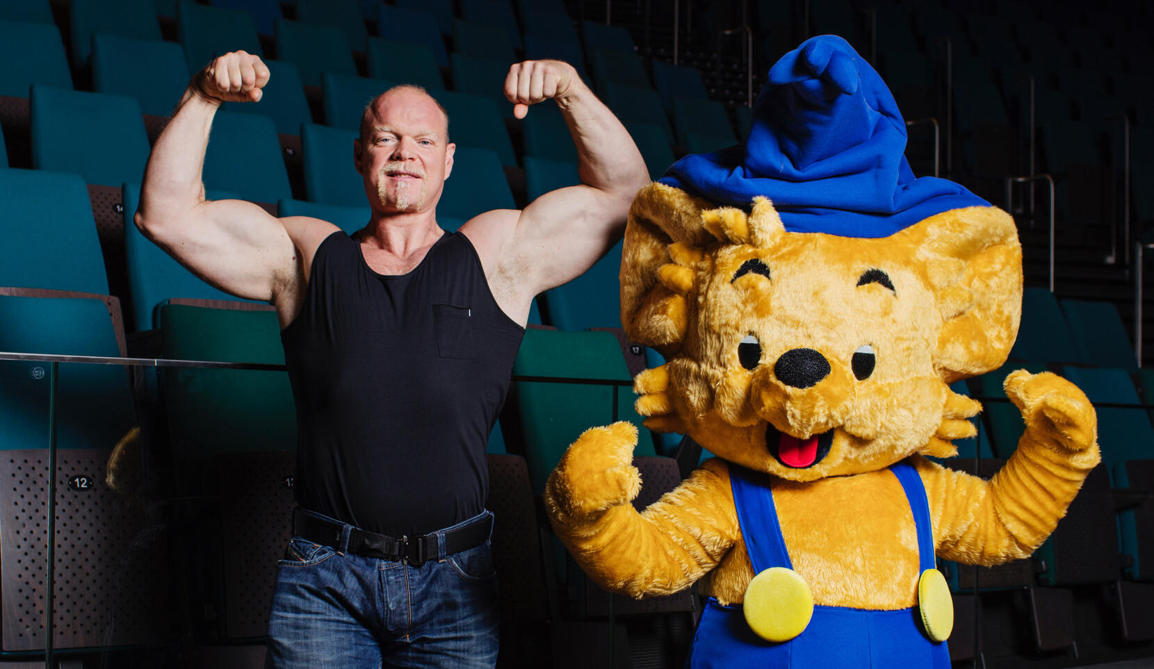 Världens starkaste man möter världens starkaste björn!