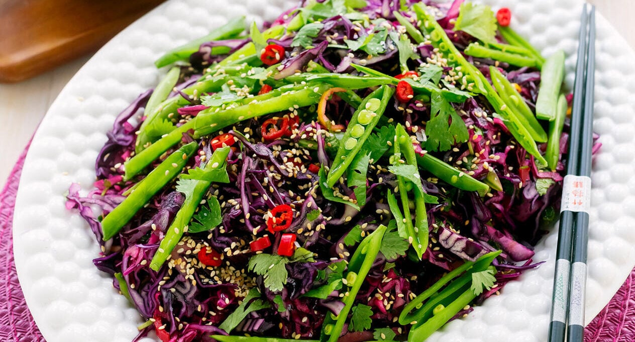 Rödkålssallad med sesamfrön och koriander