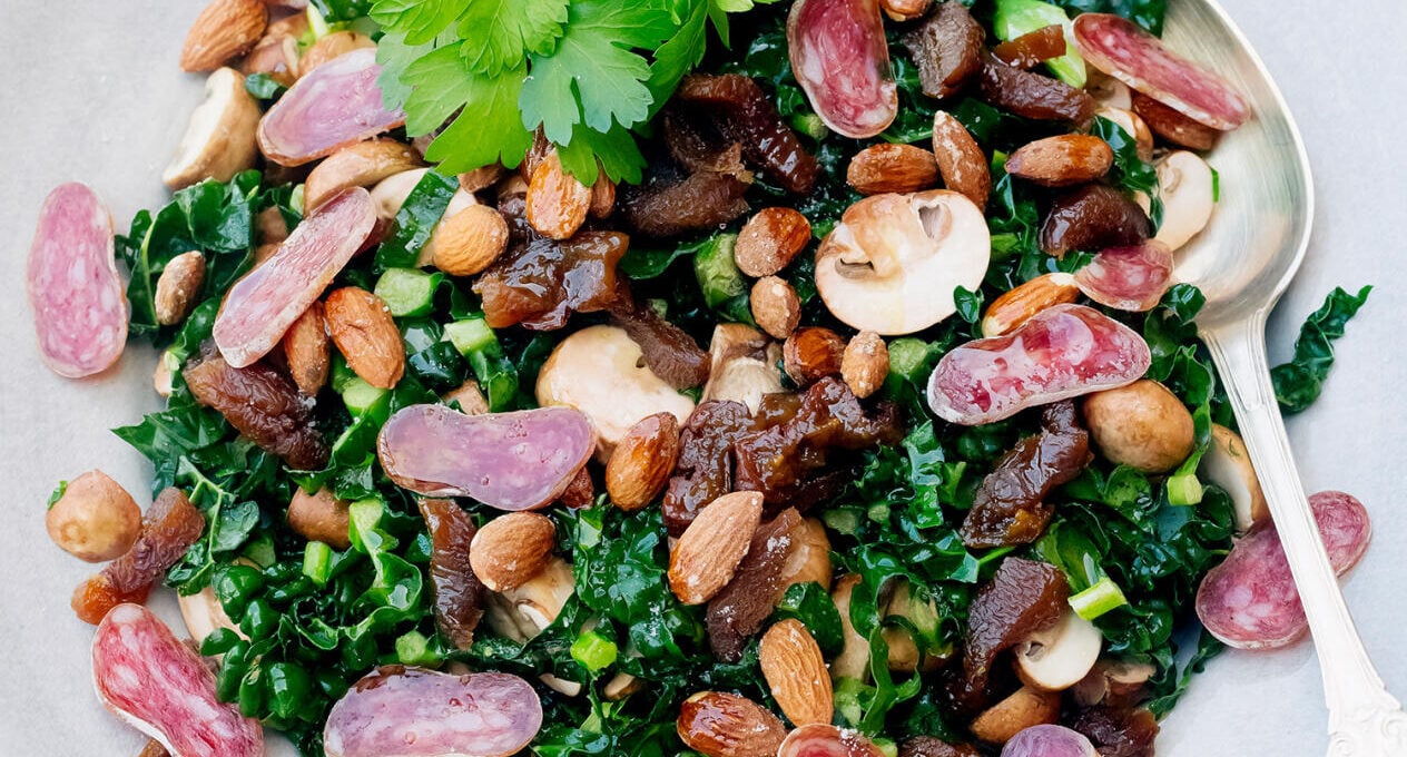 Smörstekt svartkål med mandel, aprikoser och salami