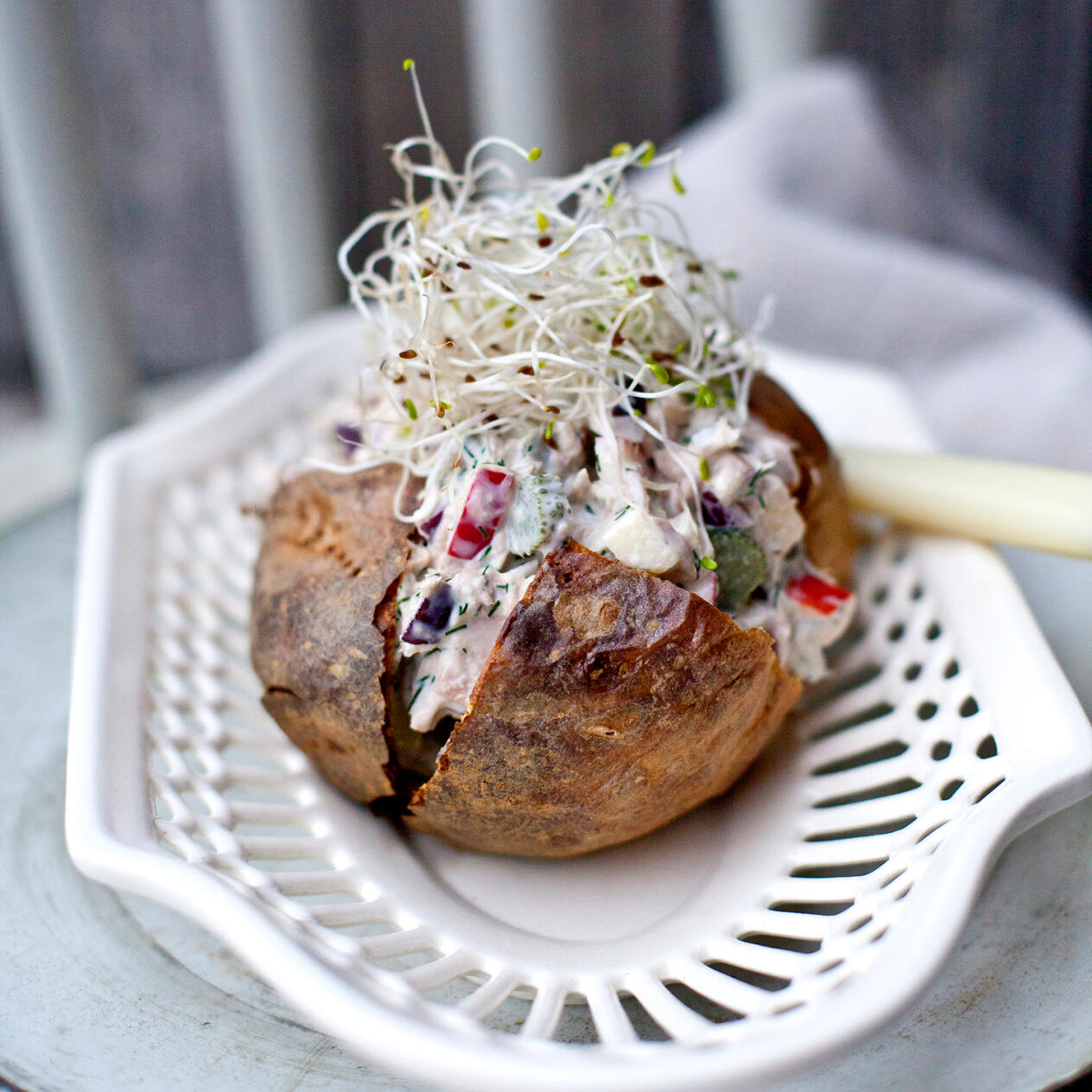 Tonfisk med saltgurka och syrligt äpple
