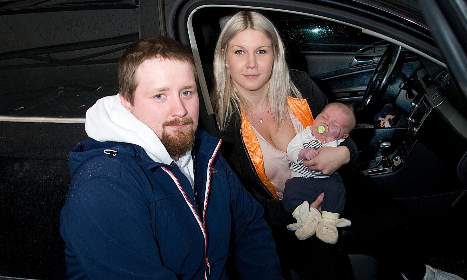 Sanna fick sin son i framsätet på bilen